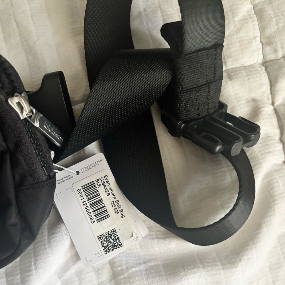 never used! I am selling because i dont use belt bags!
